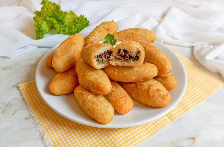 Bolinho de mandioca com carne moída