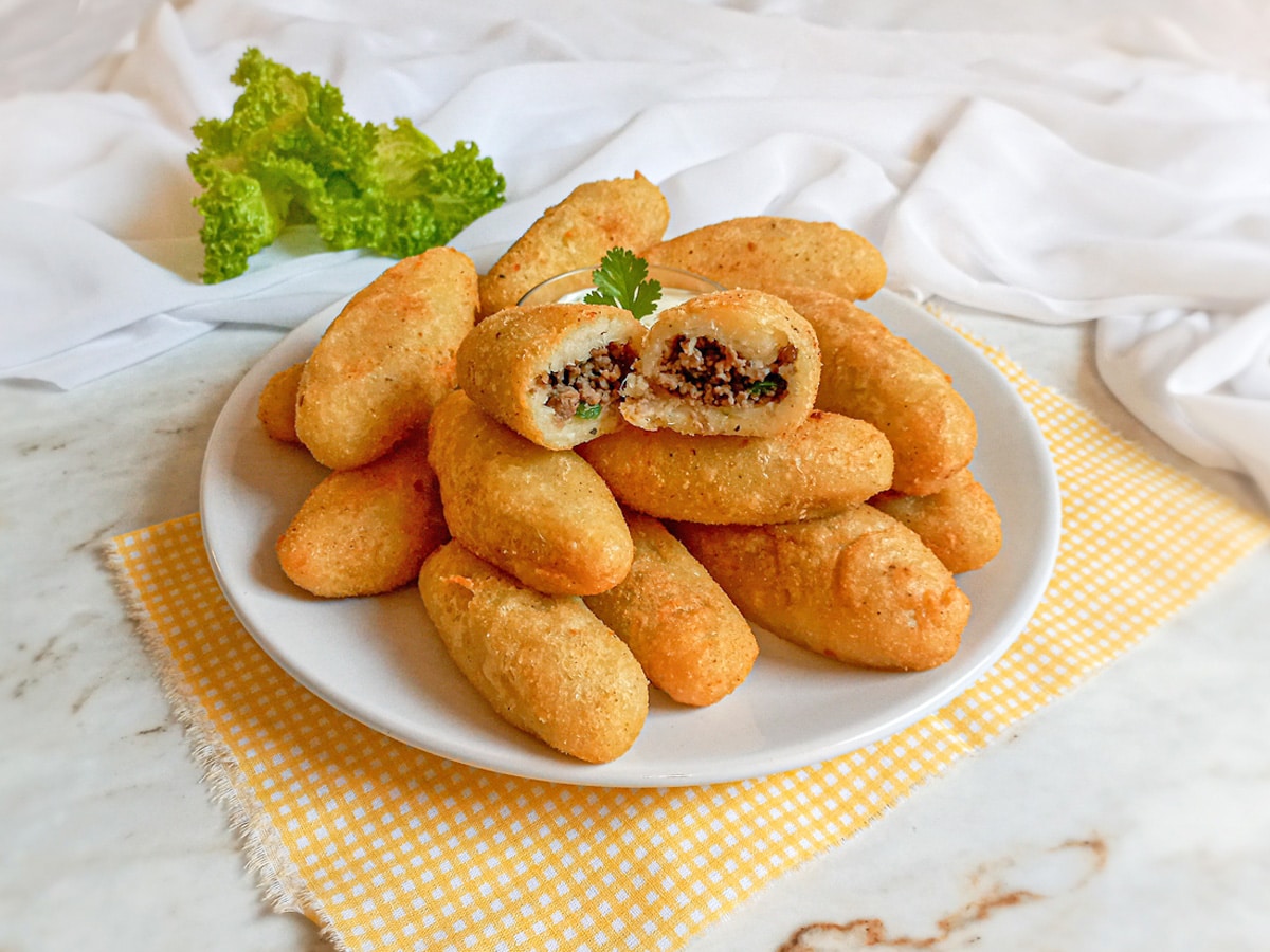 Bolinho de mandioca com carne moída