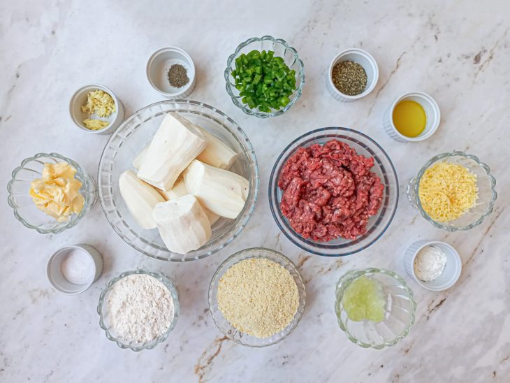 ingredientes para preparo de bolinho de mandioca com carne.