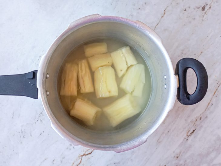 mandioca cozida para preparo de bolinho.