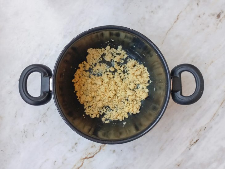 cebola e alho refogado com farinha para base da massa de bolinho de mandioca.