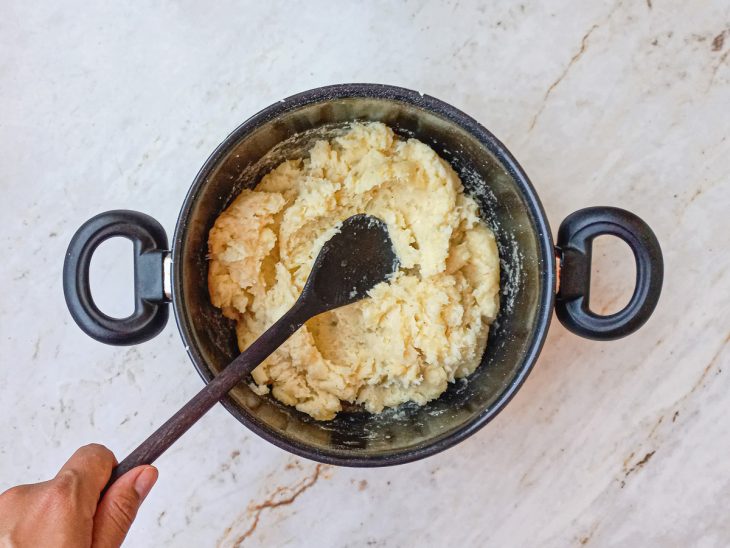massa de bolinho com mandioca cozida adicionada.