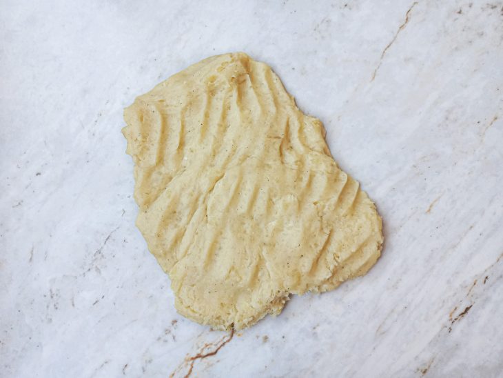 massa de bolinho de mandioca aberto para esfriar.