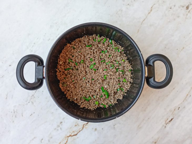 adição de pimentão em refogado de carne moída.