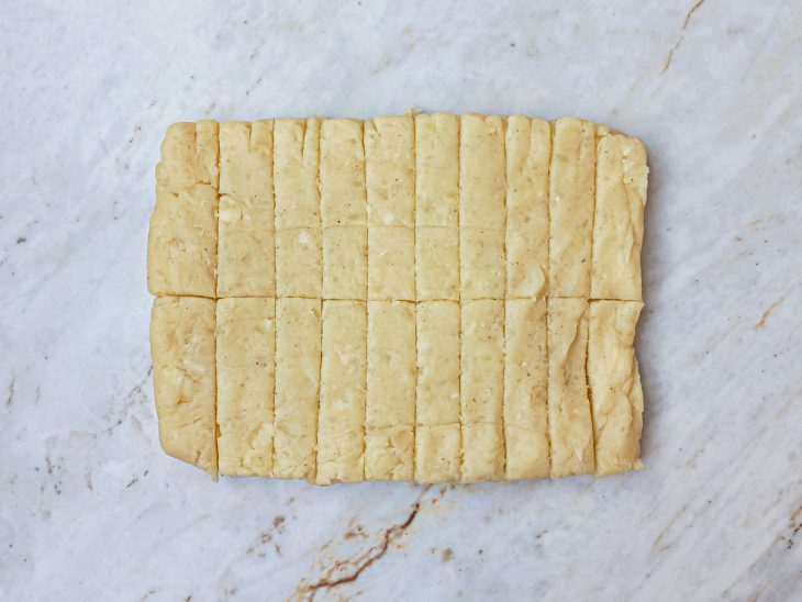 massa de mandioca aberta e porcionada para bolinho.