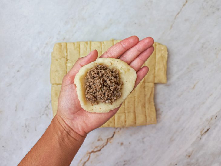 bolinho recheado com carne moída.