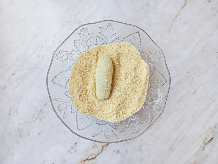 bolinho de mandioca empanado em farihna de rosca.