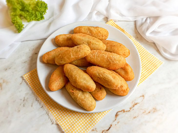 bolinho de mandioca frito finalizado e servido.