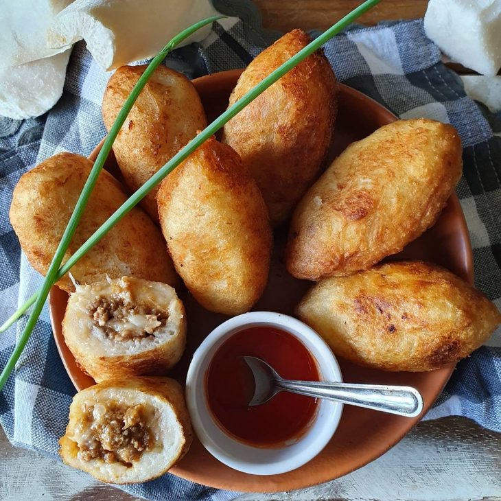 Bolinho de mandioca com carne moída