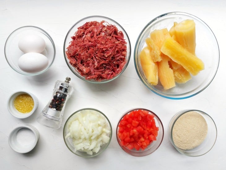 Todos os ingredientes do bolinho de mandioca reunidos.