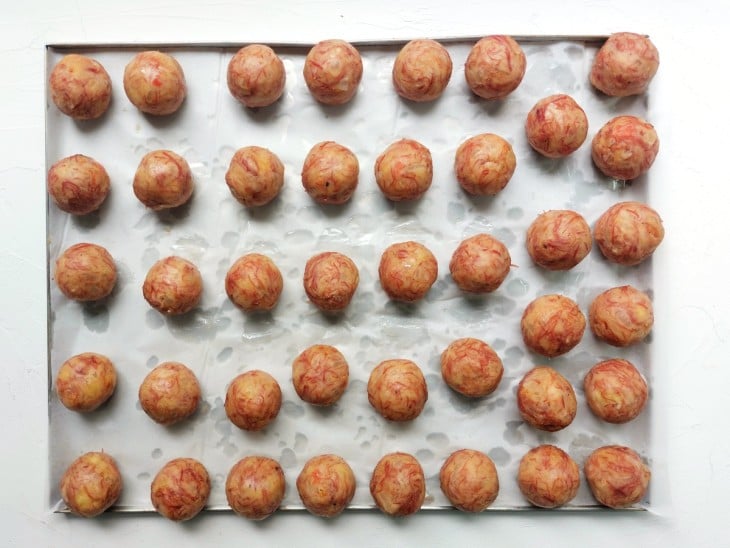 Bolinhas de mandioca com carne-seca modeladas.