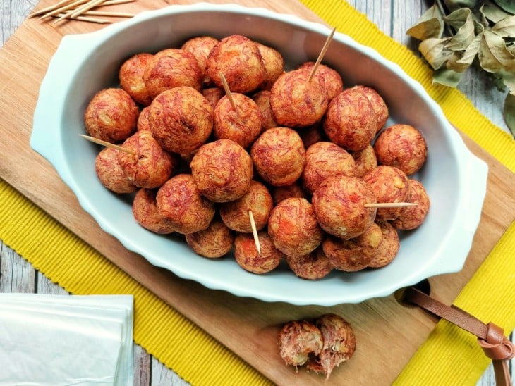 Bolinhos de mandioca com carne-seca finalizados.