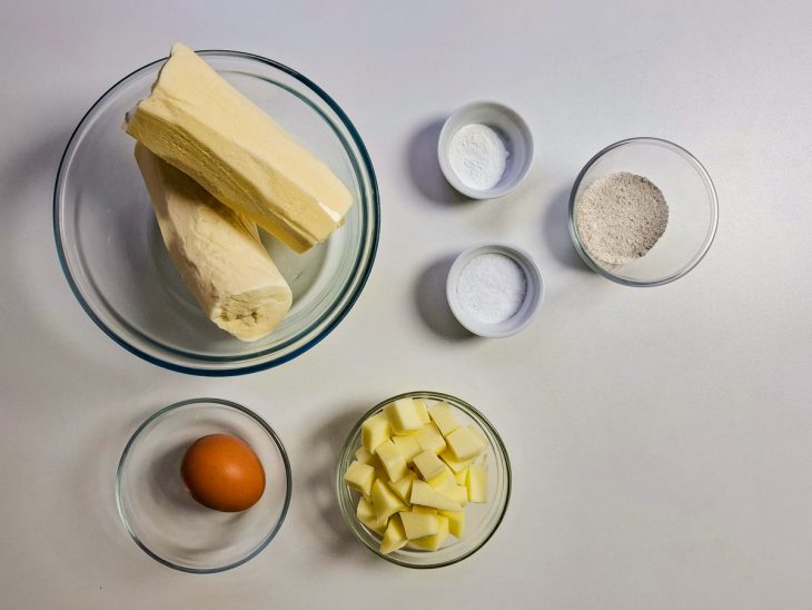Ingredientes reunidos em uma bancada.