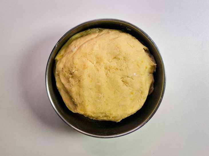 Tigela com ovo, mandioca amassada e farinha de linhaça.