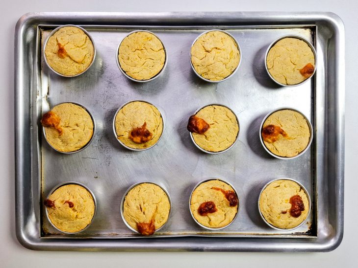 Bolinhos assados ainda na forma de alumínio.