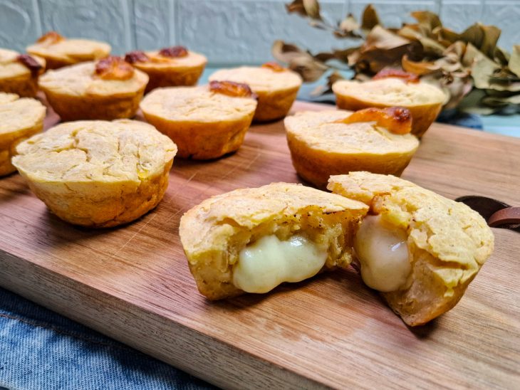 Bolinho de mandioca com queijo pronto para consumo.