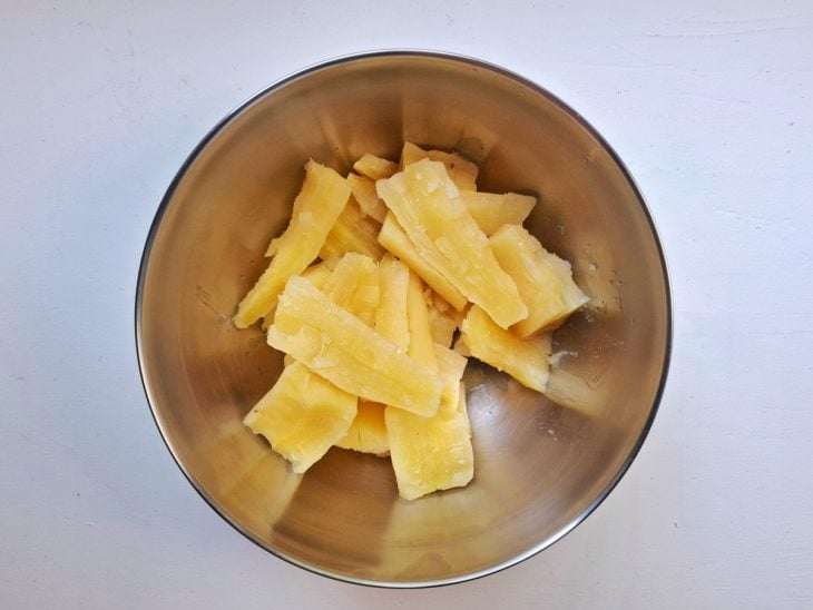 recipiente com mandioca cozida