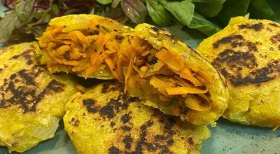 Bolinho de mandioca recheado com cenoura