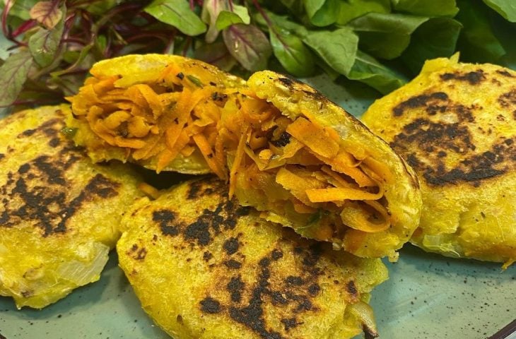 Bolinho de mandioca recheado com cenoura