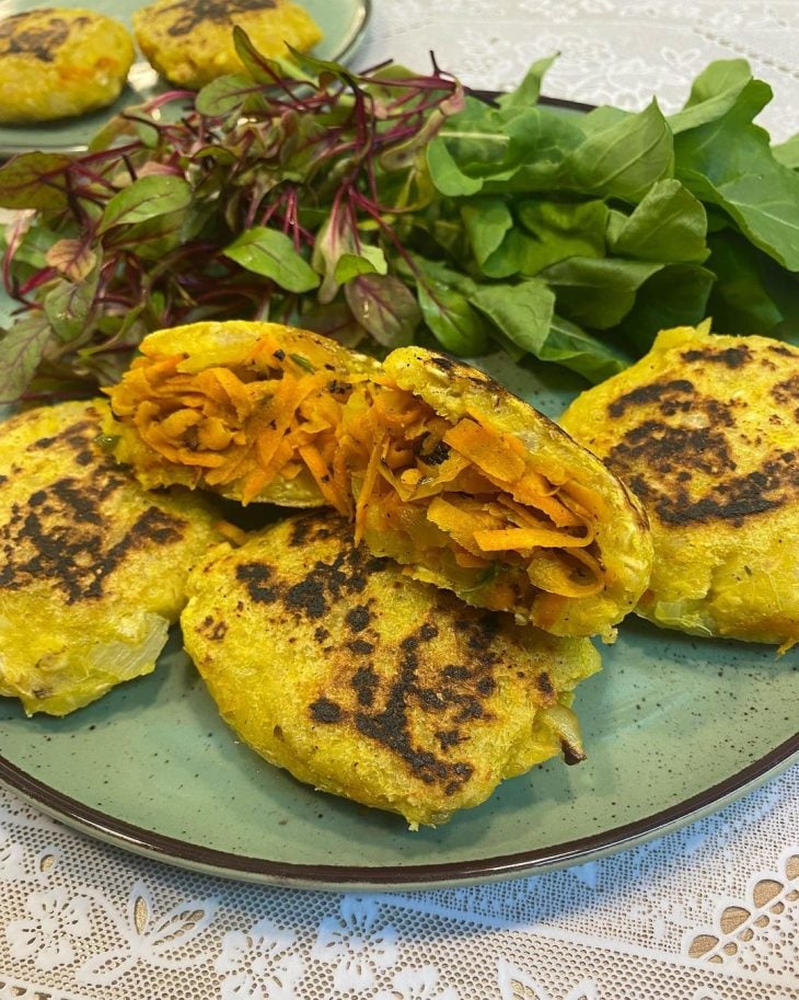 Bolinho de mandioca recheado com cenoura