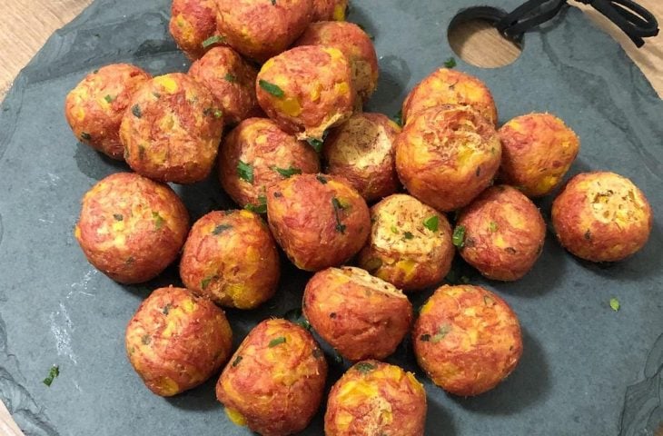 Bolinho de mandioquinha com carne seca