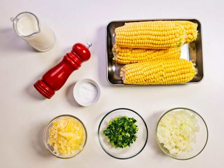 ingredientes para preparo de bolinho de milho separados e organizados.