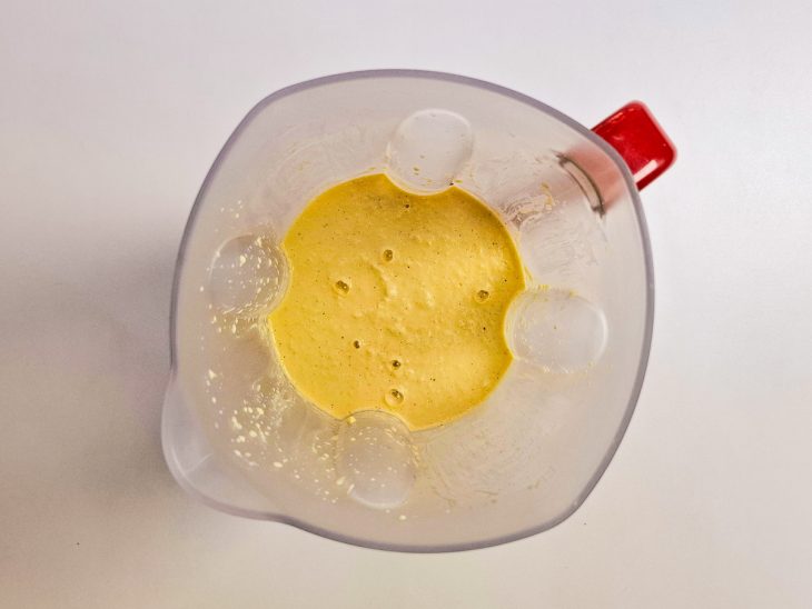 mistura de milho com leite para bolinho batida no liquidificador.