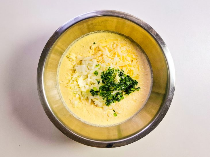 adição do restante dos ingredientes para massa de bolinho de milho.