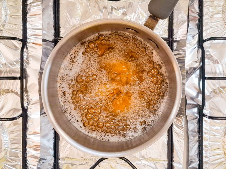 bolinho de milho frito por imersão em óleo quente.