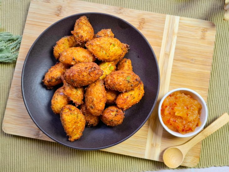 bolinho de milho finalizado, servido com geleia de pimenta e abacaxi.