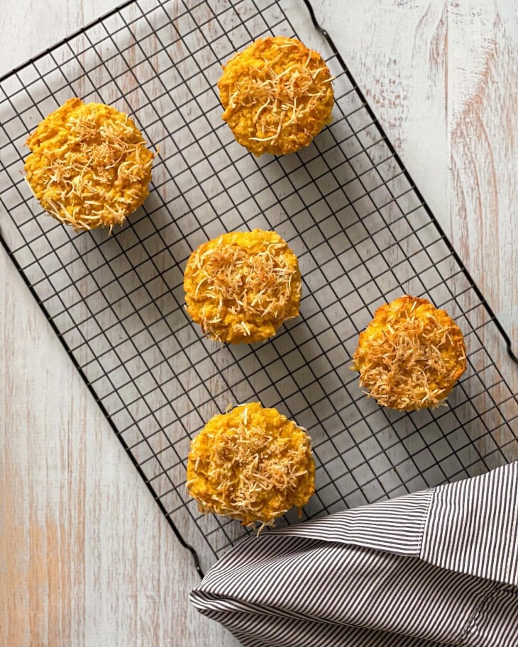 Bolinho de milho com amêndoas e coco