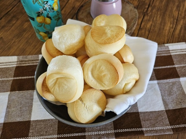 Um recipiente com bolinho de polvilho azedo.