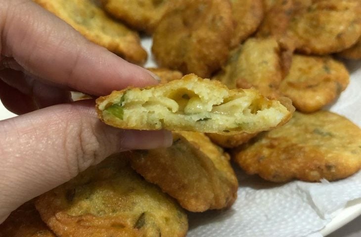 Bolinho de salsa e cebolinha