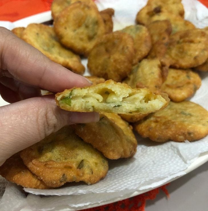 Bolinho de salsa e cebolinha