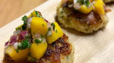 Bolinho de siri com salsa de manga