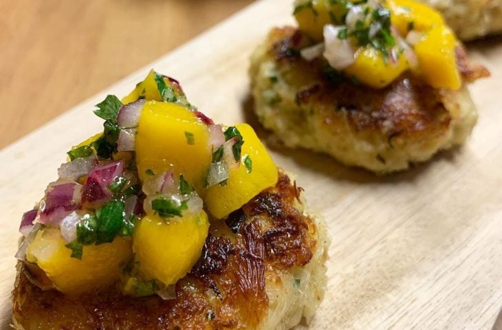 Bolinho de siri com salsa de manga