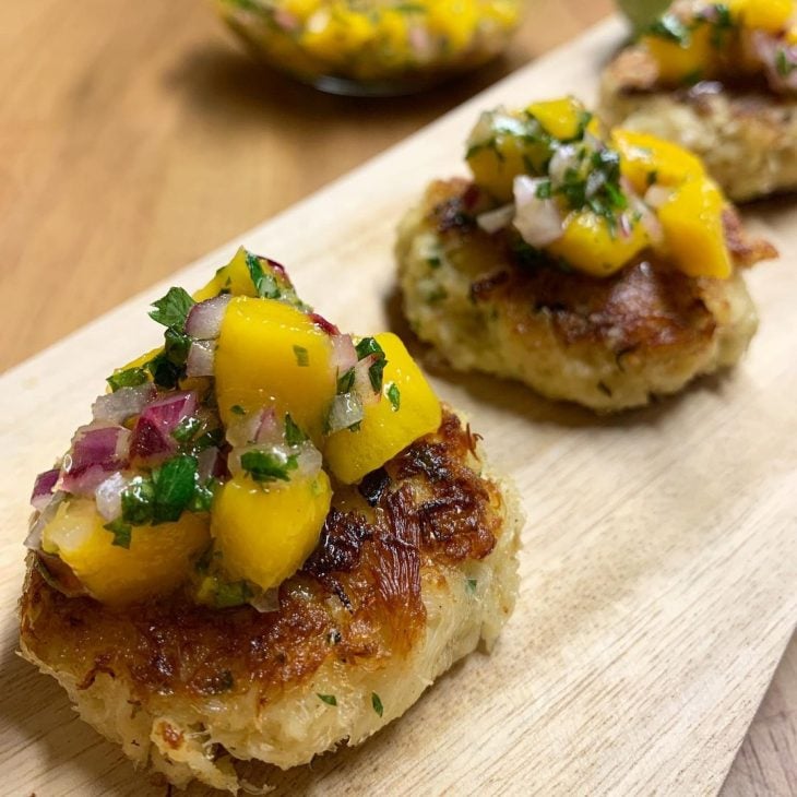 Bolinho de siri com salsa de manga