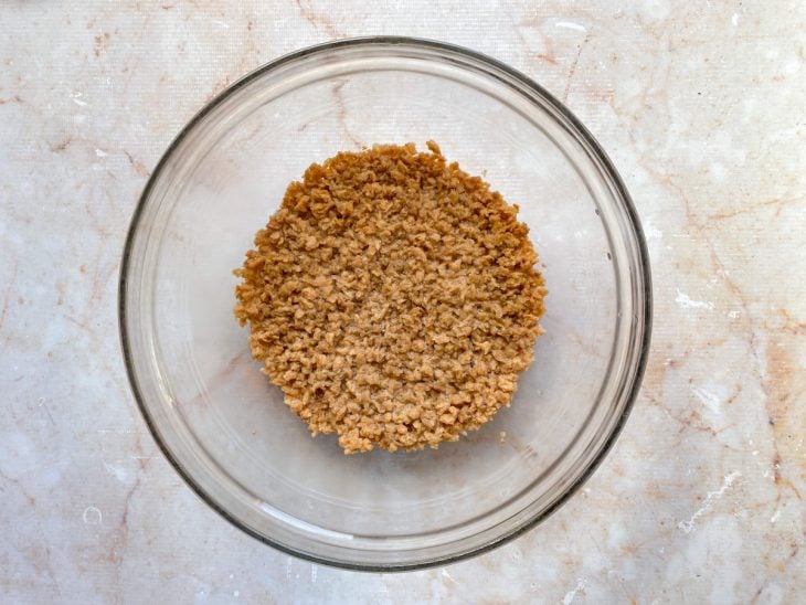 Proteína em tigela hidratando na água.