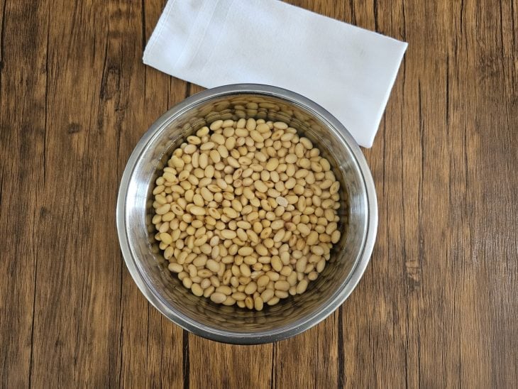 Um recipiente contendo grãos de soja em demolho.