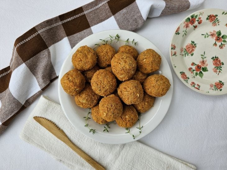 Um prato contendo vários bolinhos de soja em grãos.