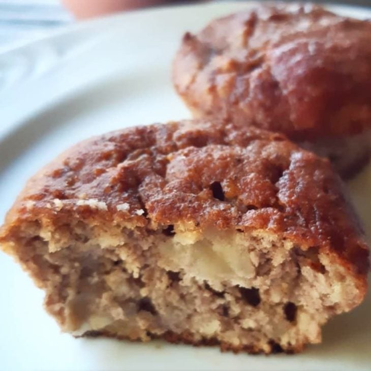 Bolinho fit de banana com maçã