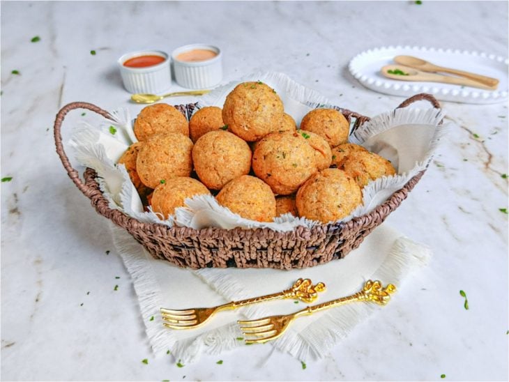 Bolinhos salgados de frango prontos para consumo.