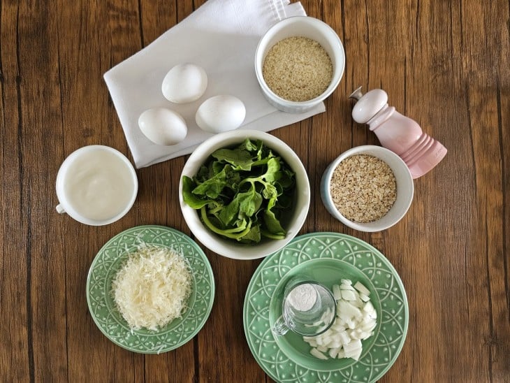 Todos os ingredientes do bolinho salgado prático reunidos na bancada.