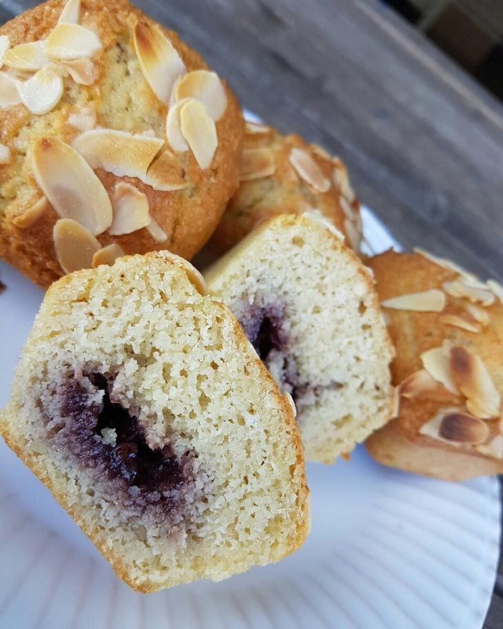 Bolinhos de amêndoas com geleia