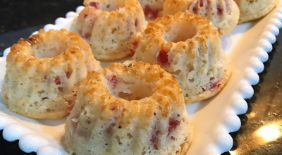 Bolinhos de iogurte com morango e cranberry