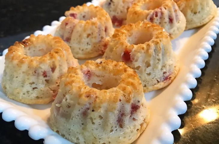 Bolinhos de iogurte com morango e cranberry