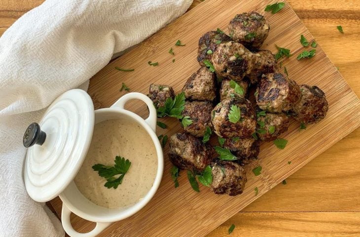 Bolinhos de kafta com molho de tahine