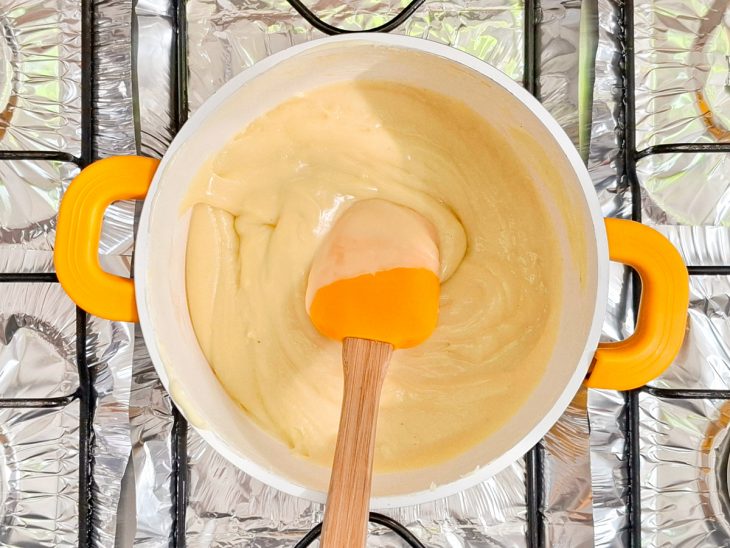 Creme no ponto na panela.