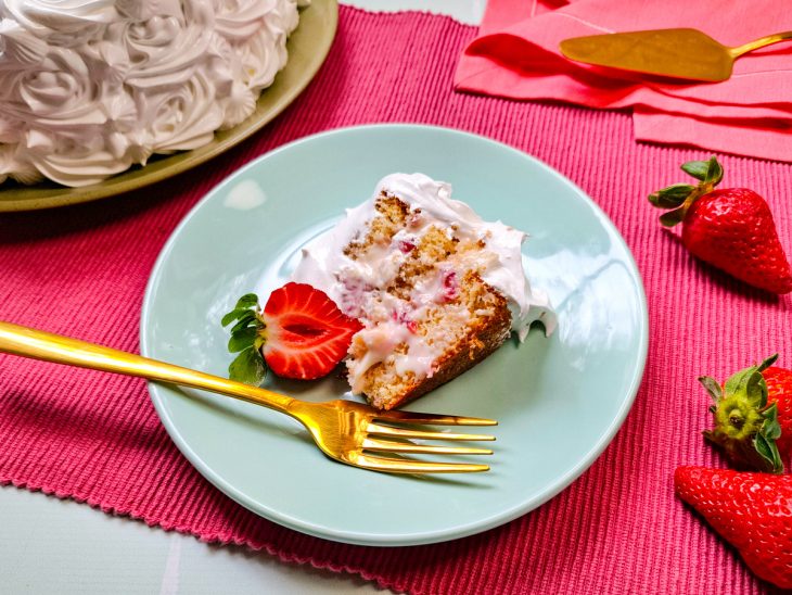 Fatia de bolo servida em um prato individual.