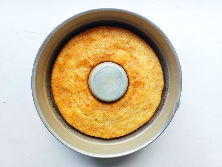 Forma redonda com furo no meio com massa de bolo assada.